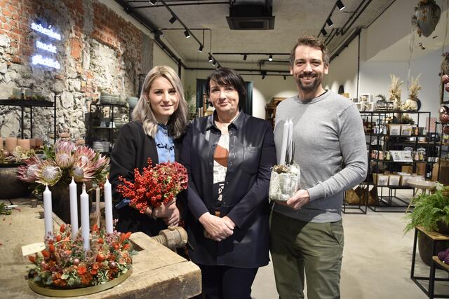 Evi Gusenbauer (Mitte), Marius Dohnhauser und Floristin Carina sind ein Team. | Foto: Thomas Fuchs