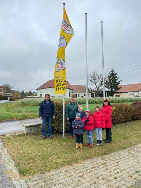 Kinderrechtsflagge gehisst: Vizebgm. Bernhard Herics, Bgm. Werner Gabriel, Benedikt Schlögl, Anton Kolonovits, Theo Kolonovits, Moritz Kolonovits, Caroline Kolonovits | Foto: Gemeinde Schandorf