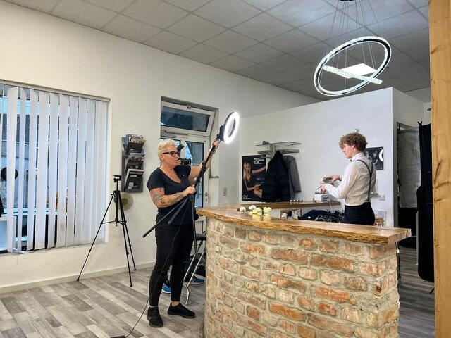 Fotoshooting in Horitschon: Inhaberin Maly in Action.