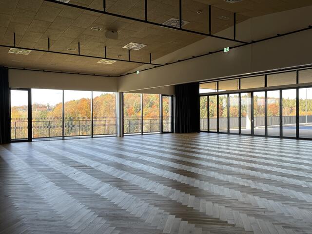 Die Glasfront im ZIB sorgt für viel Licht und eine atemberaubende Aussicht auf die Region.  | Foto: Eva Heinrich-Sinemus