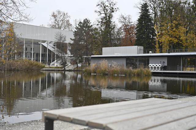Blick auf das Teichwerk und die neugestaltete Bibliothek.