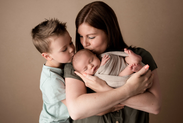 Sabrina Schwab mit ihren beiden Söhnen.  | Foto: LieblingsMoment Fotografie