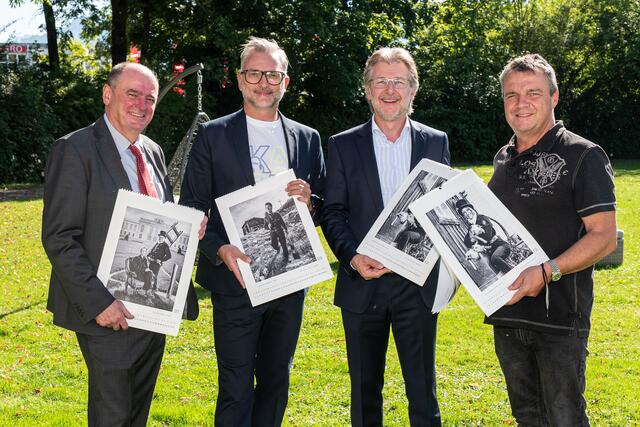 Rauchfangkehrer-Innungsmeister Kurt Pletschacher, Fotograf Mike Preschl, Rauchfangkehrer-Bundesinnungsmeister Christian Plesar und Fotografen-Innungsmeister Franz Neumayr (v. l.) bei der Präsentation des gemeinsamen Kalenders. | Foto: Neumayr