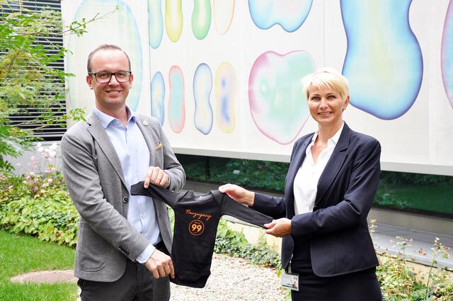 Pflegedirektorin DGKP Gabriele Möstl und Graz99ers General Manager Bernd Vollmann freuen sich über die tolle Kooperation sowie auf jeden neuen Erdenbürger. | Foto: Graz99ers