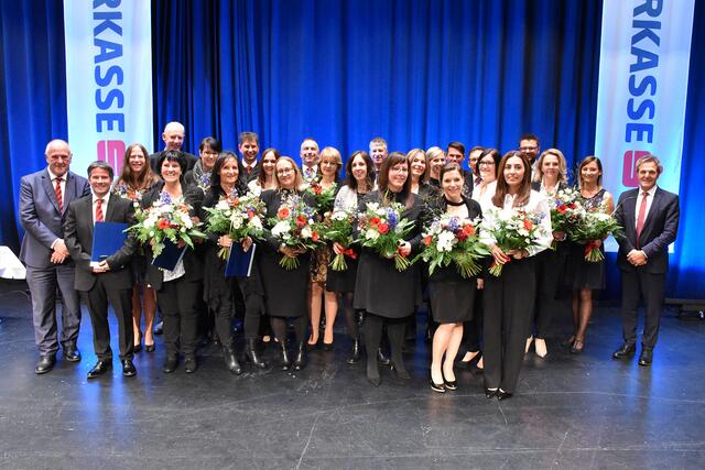 Die langjährigen Mitarbeiter der Sparkasse wurden im Rahmen eines Festaktes geehrt.  | Foto: Sparkasse