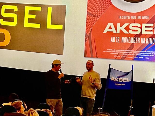 Das Skiass erzählte dem Publikum vor und nach dem Film Anekdoten aus seiner Karriere. | Foto: Sarah Braun