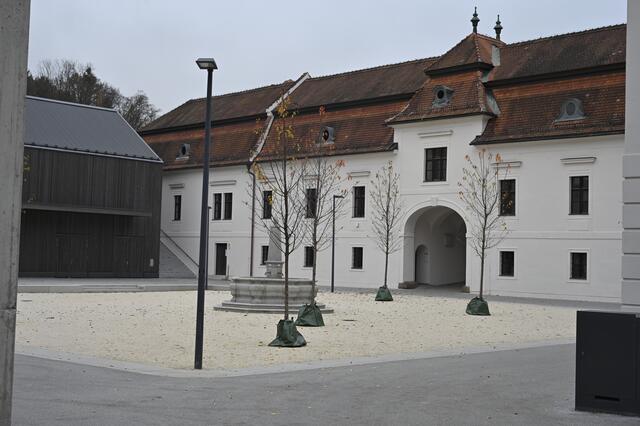 Blick in den Innenhof des Schlosses Auhof mit seinen neu gepflanzten Kirschbäumen – hier startet unser Uni-Rundgang.