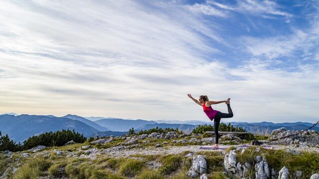 Am Hochkar-Gipfel: Die aus Argentinien stammende Gloriana Campos aus Göstling liebt die Bewegung an der frischen Luft und bietet Yoga-Kurse an. | Foto: Gerald Prüller/CleanHill Studios