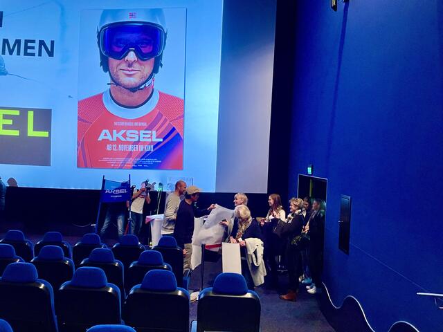 Alle Kinobesucher, die Karten ergattern konnten, wollten natürlich ein Autogramm vom norwegischen Skiass. | Foto: Sarah Braun