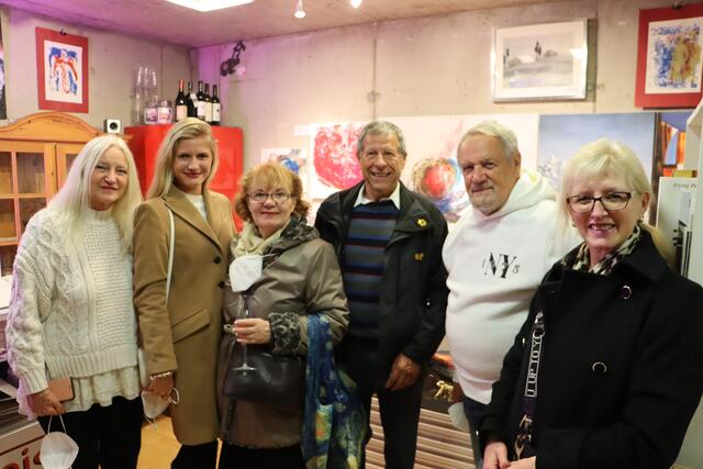 Isabella Christo, Ricarda Stengg, Melinda Barwanietz, Besucher der Galerie, Pablo Sascha und Ingrid Stengg | Foto: Ricarda Stengg