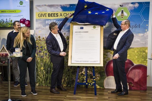 Katrin und Manfred Hohensinner enthüllten gemeinsam den Vertrag zwischen der EU und dem Projekt "BioBienenApfel". | Foto: Philip Platzer