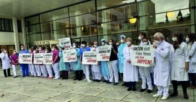 Schon vor einem Monat haben Ärzte und Pflegepersonal in ganz OÖ auf die Lage aufmerksam gemacht, wie hier vor dem Krankenhaus der Barmherzigen Brüder in Linz. | Foto: Ärztekammer OÖ