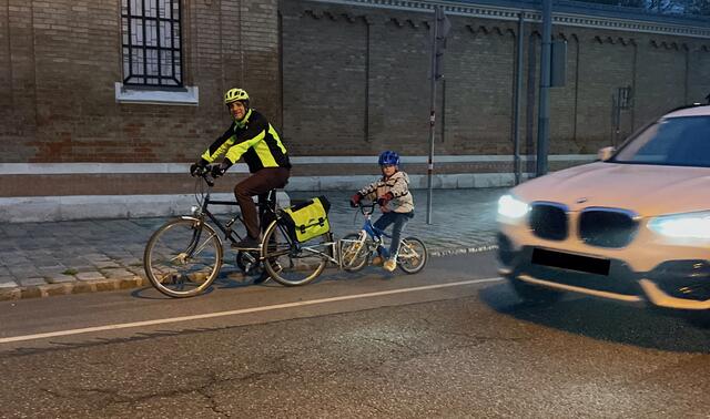 Marcel Kneuer mit seinem Sohn unterwegs in der "Gefahrenzone" beim Hernalser Friedhof: "Autos schneiden seit Jahren über den Radweg." | Foto: Kautzky