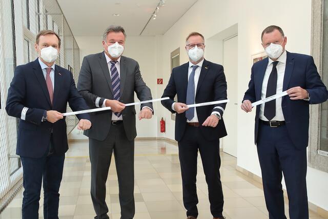Sichtbarkeit erhöht die Sicherheit. ARBÖ Landesdirektor Thomas Harruk, Infrastruktur-Landesrat Günther Steinkellner, ÖAMTC Bereichsleiter für Mitgliedschaft und Clubservices Herwig Denk und Leiter der Verkehrsabteilung Peter Aumayr, werben auch heuer für das Tragen von Sichtbarkeitsmaterial in der dunklen Jahreszeit.