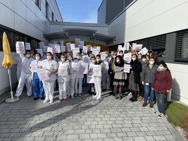 Unter dem Motto "fünf nach zwölf" versammelten sich die Mitarbeiter des Rohrbacher Klinikums vergangene Woche vor dem Spital, um gegen "die Untätigkeit der Regierung" zu protestieren. | Foto: BRS