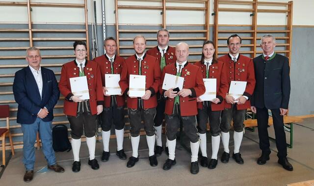 Ehrungen; v.l.: Bezirksobmann Roland Fellner, Doris Straif, Franz Buttinger, Philipp Kallinger, Roland Gramberger, Franz Straif, Julia Pumberger, Markus Raschhofer, Bürgermeister Johann Brandstetter | Foto: MV Andrichsfurt