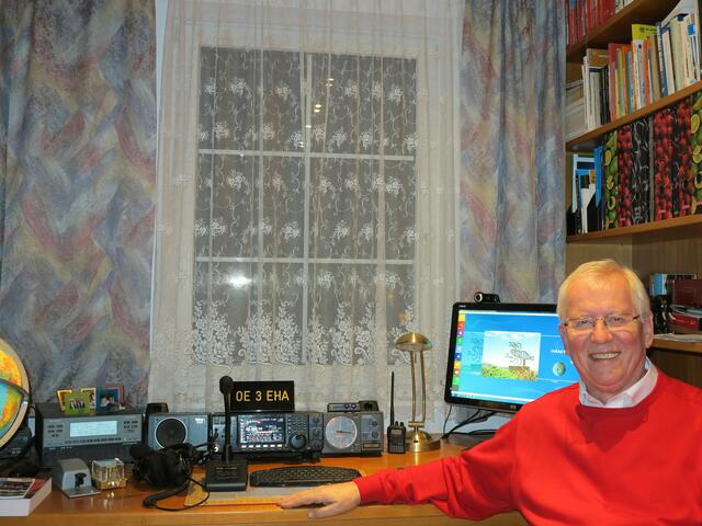Hobbyfunker Erwin Haas aus Gablitz mit seiner Funkstation. Sein Rufzeichen ist OE3EHA. | Foto: Erwin Haas
