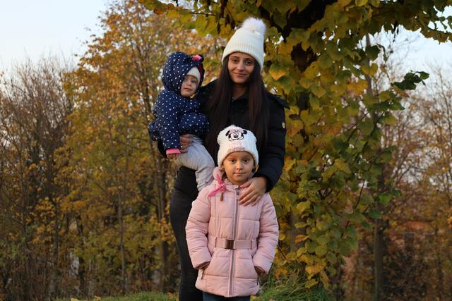 Unsere Christkind-Familie: Alexandra mit Zoe und Aliz auf ihrem Arm.  | Foto: BRS/Losbichler