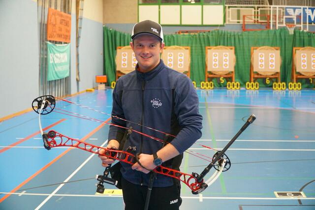 Lukas Moser mit seinem Compound Bogen | Foto: privat