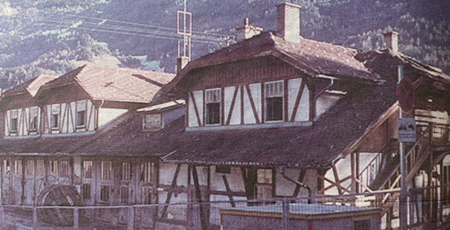 Vor 25 Jahren: "Immer wieder Stein des Anstoßes: Die alte Postgarage in Landeck." | Foto: Blickpunkt-Archiv