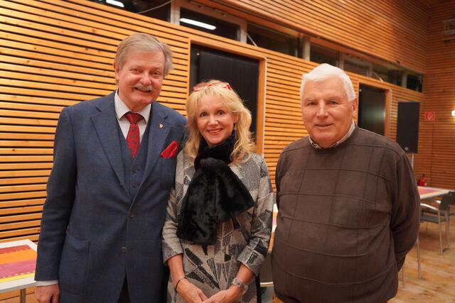 Historiker Dr. Erwin Schmidl mit Ehefrau Elena und Organisator der Themenabende der ev. Tochterkirche, DI Werner Hermeling im Weinwerk in Neusiedl am See. | Foto: Andrea Glatzer