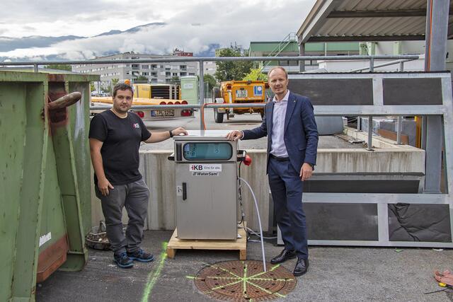 Manuel Sorg  (Labor, IKB) und Vizebürgermeister Johannes Anzengruber (r.) vor einem Abwasserprobenehmer am Standort „Sillzwickel“. | Foto: IKM