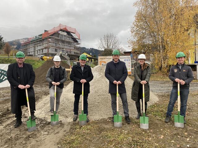 Spatenstich im Beisein von LAbg. Armin Forstner, Bgm. Walter Kanduth, Arch. DI Caroline Rodlauer und Ing. Dominik Steindacher (RG Rodlauer Greimeister ZT GmbH) , Josef Grundner (Fa. Granit), Florian Danglmaier (Fa. Danglmaier Transporte) | Foto: Gemeinde Aigen