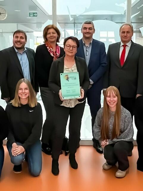 von links: stehend Mag. David Schwaiger, Mag.a Astrid Gregor, OStR Dr.in Annemarie Berschl, SQM (= Schulqualitätsmanager) Werner Kumpfmüller, BEd MSc; KommR Klemens Steidl, kniend Victoria Kirchgasser und Emilia Pennwieser | Foto: Mag.a Johanna Kirmann
