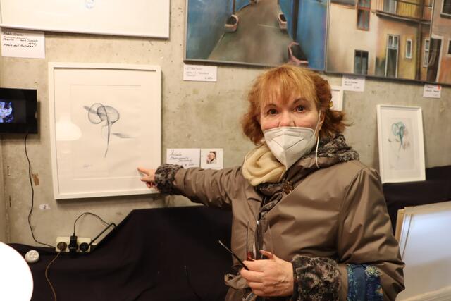 Melinda Barwanietz erklärte, wie sie bei der Erstellung ihrer Kunstwerke vorgeht. | Foto: Ricarda Stengg