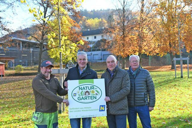 Jan Michael Fabian, Anton Kasser, Fritz Hintsteiner, Arnold Wagner freuen sich über die Anerkennung für die naturnahe Umgestaltung.