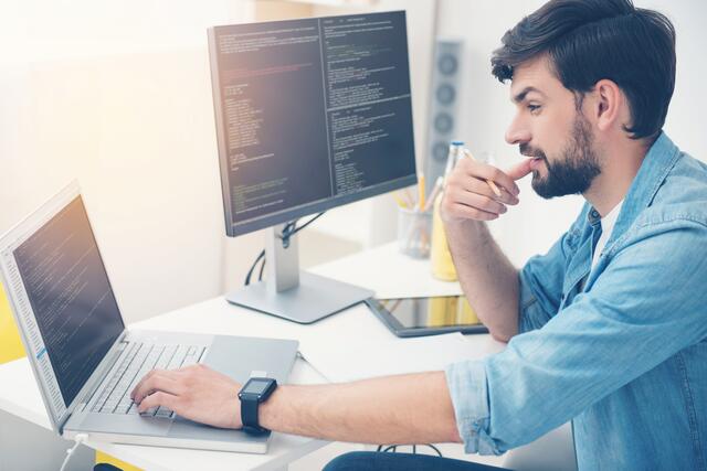 Um Programmierer zu werden, muss man nicht unbedingt studieren. Die Lehre zum Applikationsentwickler macht's möglich. | Foto: yacobchuk1/panthermedia