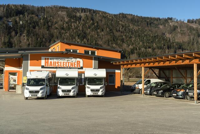 Die Flotte von KFZ Hausleitner umfasst vier eigene Wohnmobile, einen Neun-Sitzer-Bus sowie viele Leihautos, die bei Bedarf ganzjährig vermietet werden können.