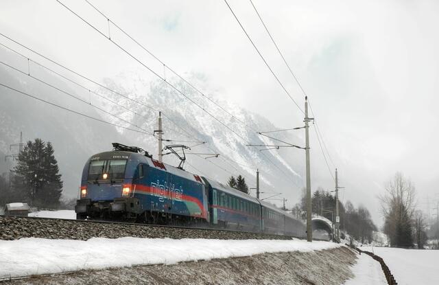 Bequeme Anreise in das Skigebiet St. Anton am Arlberg: Ein ÖBB Nightjet bei Pettneu am Arlberg. | Foto: Tirol Werbung/Pupeter Robert