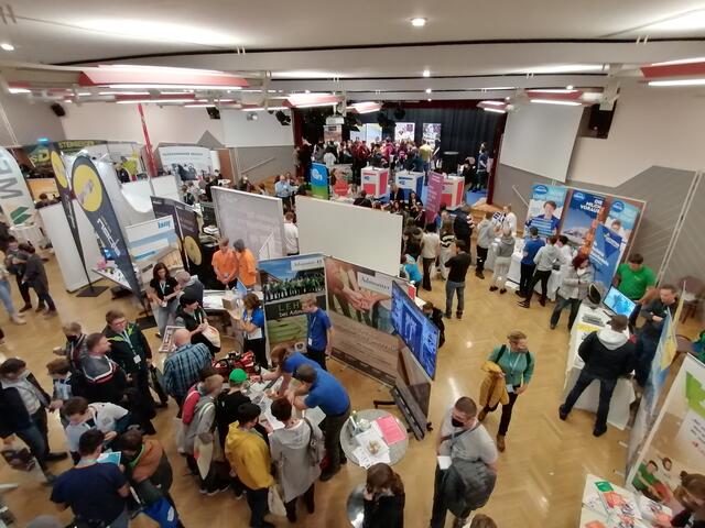 Zahlreiche Besucher nutzen die Möglichkeit, sich bei der BuK.li in Bad Aussee, Gröbming und Liezen über Lehre, Schule sowie Aus- und Weiterbildungsmöglichen zu informieren.  | Foto: BuK.li