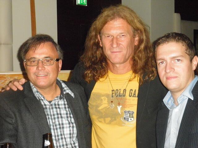 Eddie Kroll (Mitte) mit Erich Kühnis (links) und Benjamin Pipa vom Schweizer Verein Rhein Valley.