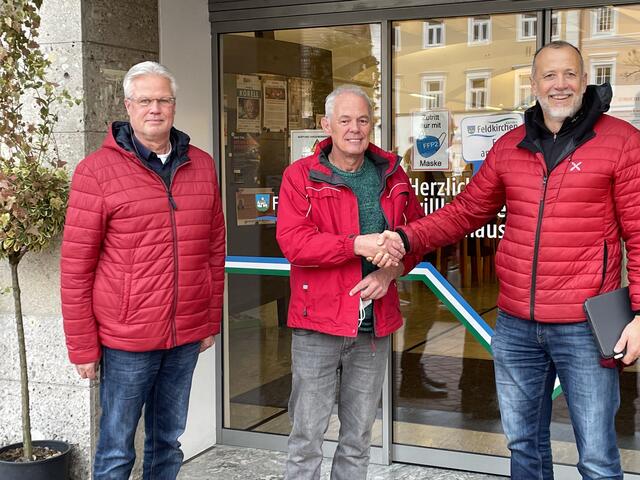 Gemeinderat Herwig Engl (l.) und Straßenreferent Stadtrat Herwig Röttl (r.) gratulieren Reinhard Krainer zum 60er. | Foto: MeinBezirk.at