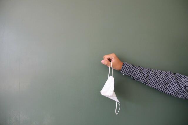 Für Orte der beruflichen Tätigkeit, an denen in geschlossenen Räumen physische Kontakte mit anderen Personen nicht ausgeschlossen werden können – beispielsweise im öffentlichen Bereich am Gang, bei Besprechungen oder bei mehreren Personen innerhalb eines Büros – besteht die Pflicht, eine FFP2-Maske zu tragen. | Foto: Pixabay/Alexandra_Koch (Symbolbild)