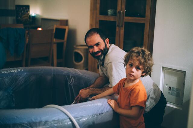 Die Hebamme erzählt, dass es sehr viel mehr Möglichkeiten zur üblichen Rückenlage gibt, wie hier - die Wassergeburt.  | Foto: Amélie Chapalain