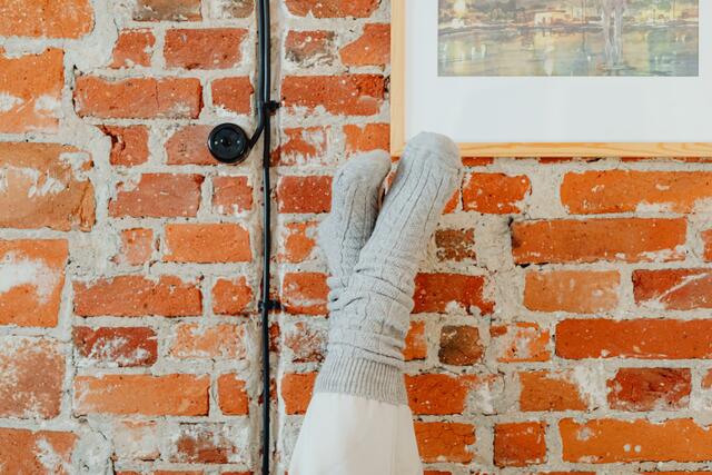Beine hoch und warme Socken anziehen: Nur zwei der möglichen Wege zu warmen Füßen in der kalten Jahreszeit. | Foto: K. Grabowska/Pexels.com