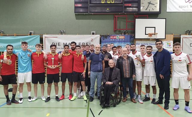 Karibik Flava (rotes Dress), Olympique Wörgl (weißes Dress) mit Adnan Sen (Mitte li.) und VBgm. Hubert Aufschnaiter (Mitte) sowie GR Kayahan Kaya (2.v.re.).