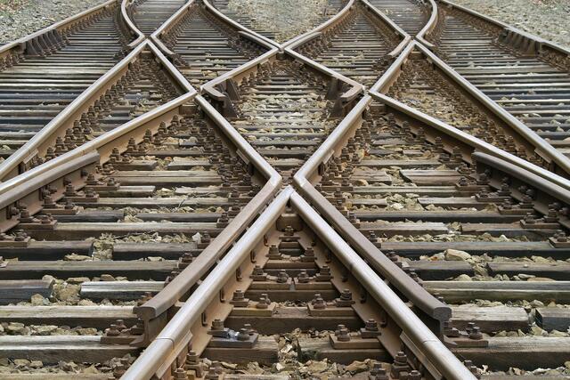 Um den Betrieb der Schnellbahn weiter zu gewährleisten, müssen die Bahngleise regelmäßig gewartet werden. | Foto: HPW/Fotolia