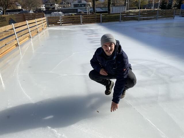 "Eismeister" Stefan Prüwasser kümmert sich gemeinsam mit seinen Kollegen um die Eisflächen.  | Foto: Lisa Gold