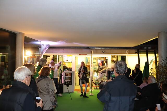 Weihnachtsausstellung 2021 Galerie D'Ecole: Maria Kofler beim Auftritt | Foto: Ricarda Stengg