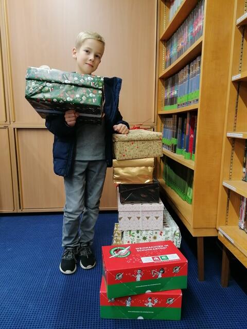 Ganze 114 Päcken sind nun auf den Weg zu Kindern in Not. | Foto: Stadtgemeinde Hermagor