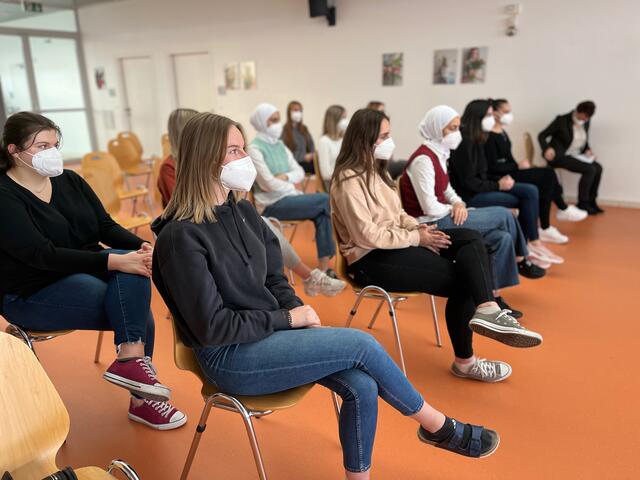 Corona-bedingt nahmen nur Schülerinnen der 4C an der Zertifizierungsveranstaltung teil. | Foto: Mag.a Johanna Kirmann