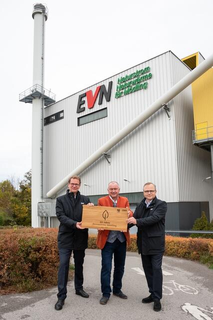 EVN Vorstandssprecher Stefan Szyszkowitz, Bürgermeister Hans Stefan Hintner und EVN Wärme Geschäftsführer Alfred Freunschlag. | Foto: EVN / Doris Seebacher