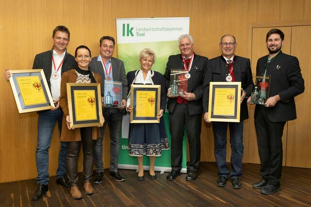 Die Landessieger 2021: Markus Spitaler (LS Schnaps), Elisabeth und Franz Benedikt (LS Likör), Gabriele und Helmut Mair (LS Schnaps), Anton und Lorenz
Rossetti LS Schnaps) (v.l.n.r) | Foto: Die Fotografen