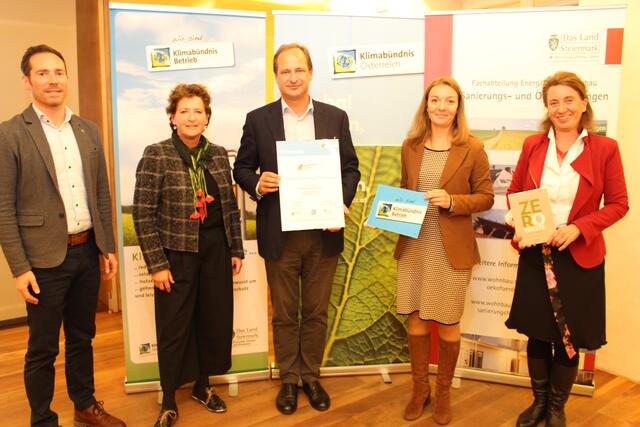 Ab sofort in Klimabündnis: Othmar Sailer, Geschäftsführer von KAPO Fenster mit Friedrich Hofer (Regionalstellenleitung Klimabündnis), Landesrätin Ursula Lackner, Julia Karimi-Auer (Amt der Steiermärkischen Landesregierung), Anja Stenglein (Projektleitung Betriebe im Klimabündnis). | Foto: Klimabündnis Steiermark