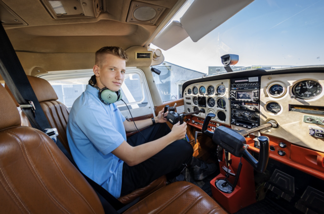 Der 17-jährige Tobias Preinsperger hat bei der Firma Punitz Flugbetriebe die
Privatpilotenlizenz erworben.
 | Foto: Gymnasium Güssing