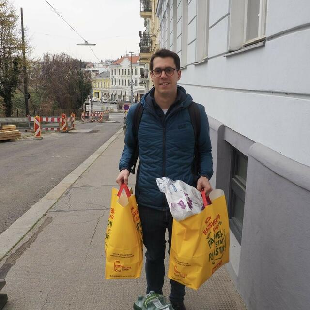Gemeinsam packt man in Währing an, so auch Mitinitiator Oliver Möllner. | Foto: Währing hilft